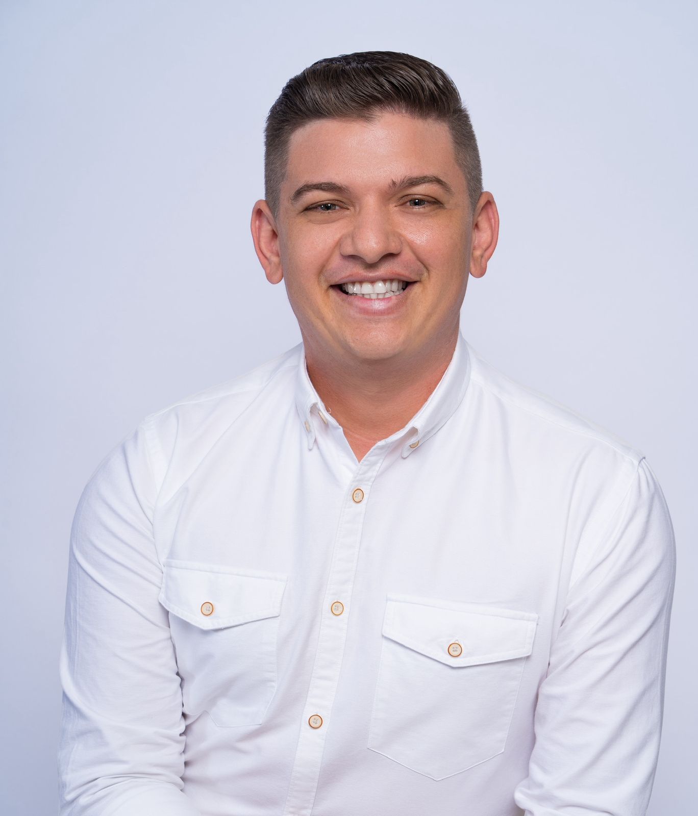 Julio Brasil posa para a foto